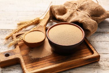 Hafif ahşap arka planda etkin kuru maya ile kompozisyon