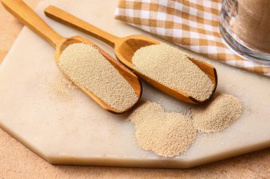 Renk arkaplanında etkin kuru maya olan Scoops