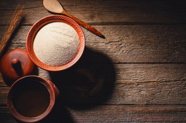 Ahşap arka planda etkin kuru maya ile kompozisyon