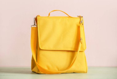 Renkli arka planda beslenme çantası