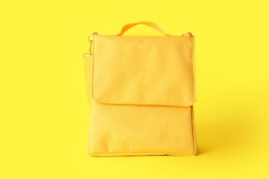 Renkli arka planda beslenme çantası