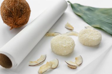 Beyaz arkaplanda lezzetli hindistan cevizi mochi ile parşömen