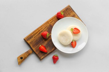 Lezzetli Japon mochi tabağı ve açık arkaplanda çilek.