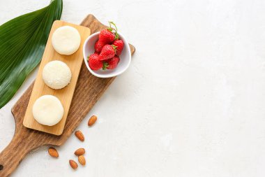 Lezzetli Japon mochi, fındık ve çilekli hafif arka plan