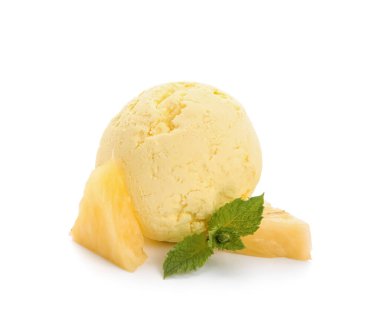 Beyaz arka planda bir kepçe lezzetli ananaslı dondurma.