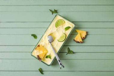 Renkli ahşap arka planda lezzetli ananaslı dondurma kabı