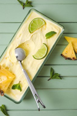 Renkli ahşap arka planda lezzetli ananaslı dondurma kabı