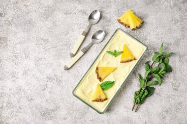 Hafif arka planda lezzetli ananaslı dondurma konteynırı