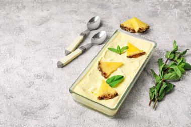 Hafif arka planda lezzetli ananaslı dondurma konteynırı