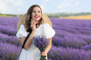 Lavanta tarlasında güzel genç bir kadın