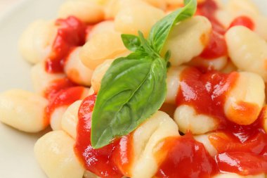 Lezzetli gnocchi tabağı, yakın plan.