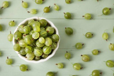 Taze olgun bektaşi üzümlü kase, ahşap arka planda.