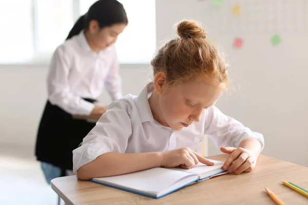 Süß Klein Mädchen Während Unterricht Bei Schule — Stockfoto