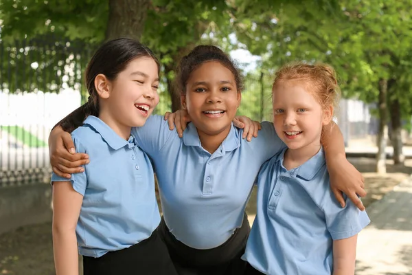 Aranyos Kis Iskolás Lányok Szabadban — Stock Fotó