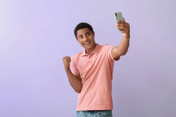 Feliz Menino Adolescente Afro Americano Tomando Selfie Fundo Cor — Fotografia de Stock