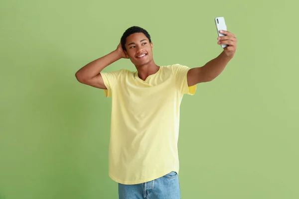 Feliz Menino Adolescente Afro Americano Tomando Selfie Fundo Cor — Fotografia de Stock