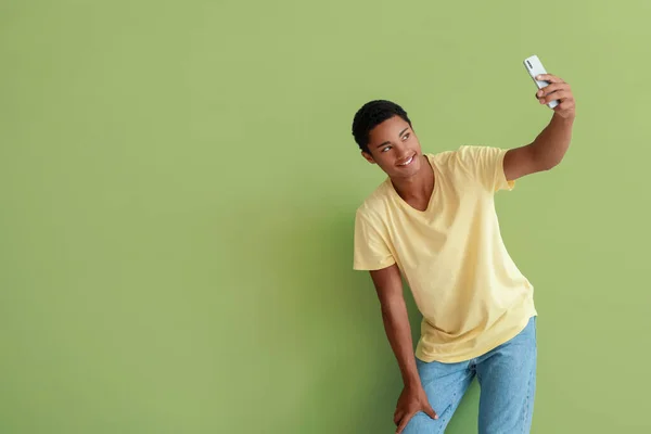 Χαρούμενο Αφροαμερικανό Έφηβο Αγόρι Που Βγάζει Selfie Έγχρωμο Φόντο — Φωτογραφία Αρχείου