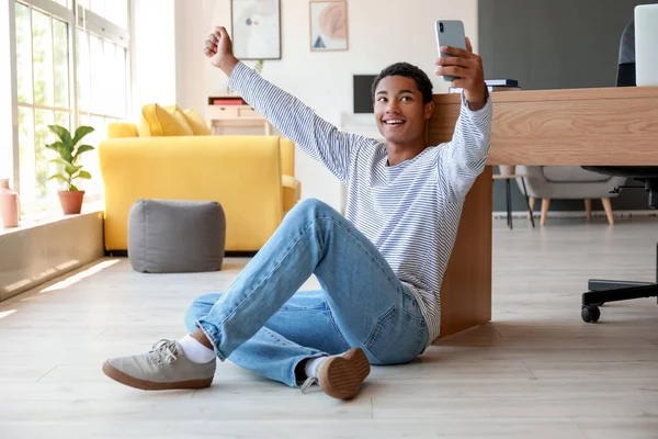 Feliz Adolescente Afro Americano Tomando Selfie Casa — Fotografia de Stock