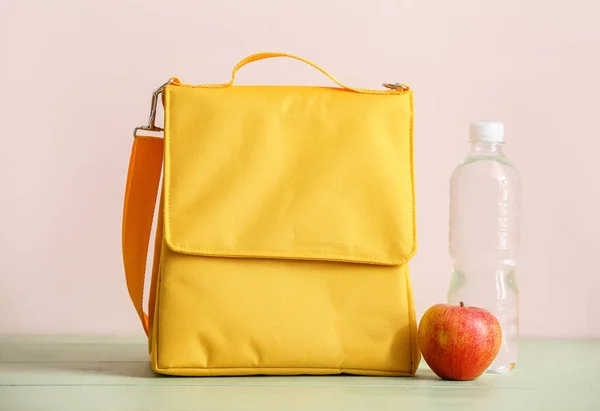 Lunchpaket Flasche Wasser Und Apfel Auf Farbigem Hintergrund — Stockfoto