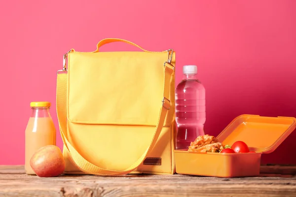 Bolsa Almuerzo Comida Mesa Madera Sobre Fondo Color — Foto de Stock