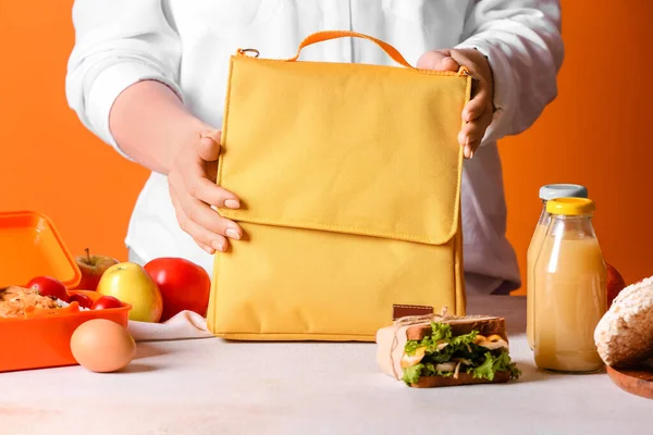 Mujer Con Bolsa Almuerzo Fondo Color — Foto de Stock