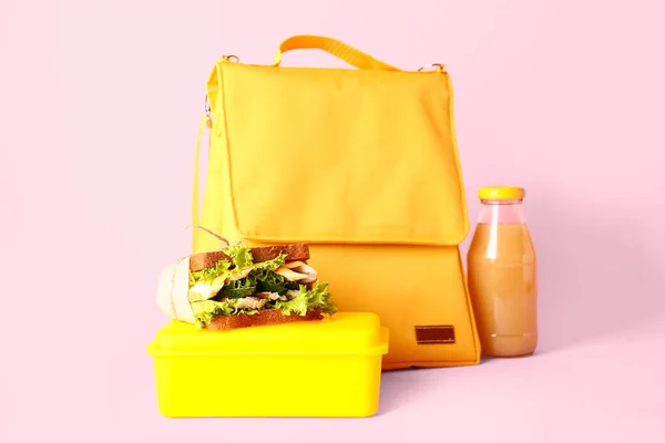 Väska Lunchlåda Med Smörgås Och Flaska Juice Färg Bakgrund — Stockfoto