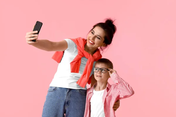 Νεαρή Γυναίκα Και Γιος Της Βγάζουν Selfie Έγχρωμο Φόντο — Φωτογραφία Αρχείου