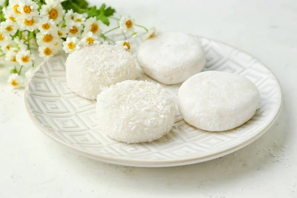 Piatto Con Gustosi Mochi Giapponesi Sfondo Chiaro — Foto Stock