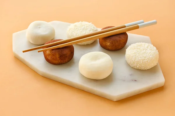 Deska Chutné Japonské Mochi Barevném Pozadí — Stock fotografie