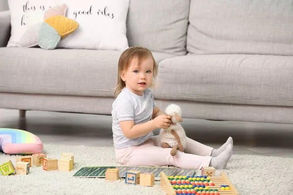 Nettes Baby Mädchen Spielt Hause — Stockfoto