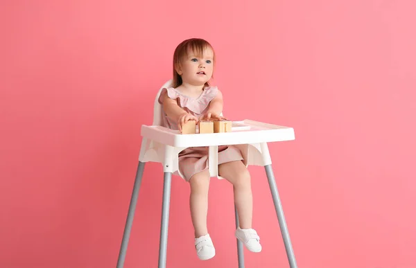 Sevimli Bebek Arka Planda Beslenme Sandalyesinde Oturuyor — Stok fotoğraf