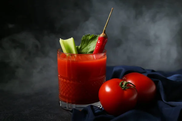 Ein Glas Blutiger Mary Cocktail Garniert Mit Roter Chilischote Und — Stockfoto