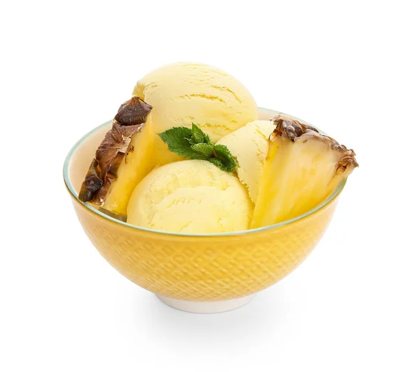 배경에 맛있는 파인애플 아이스크림 — 스톡 사진