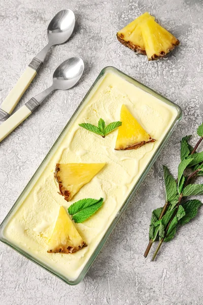 Hafif arka planda lezzetli ananaslı dondurma konteynırı