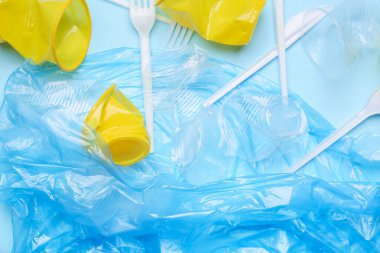 Plastik çöplerle dolu çöp torbası. Çöp ayıklama kavramı