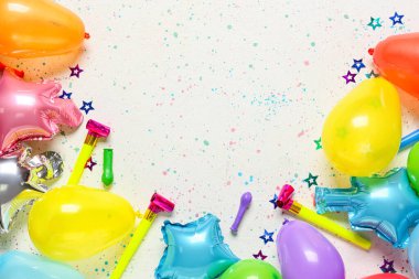 Hava balonlu kompozisyon ve arka planda parti ıslıkları