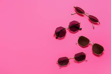 Renkli arkaplanda şık güneş gözlükleri