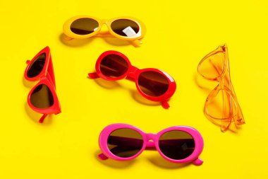 Renkli arkaplanda şık güneş gözlükleri