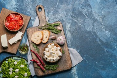 Renkli arkaplanda lezzetli peynirli ve malzemeli kompozisyon