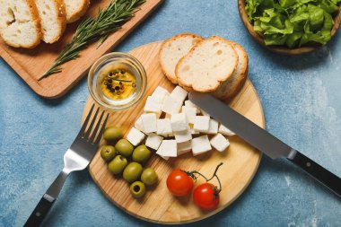 Renkli arkaplanda lezzetli peynirli ve malzemeli kompozisyon