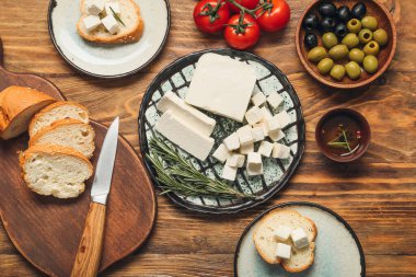 Ahşap zemin üzerinde lezzetli peynir parçaları olan kompozisyon