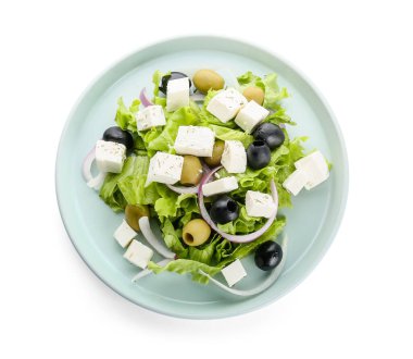 Beyaz arka planda taze Yunan salatası tabağı
