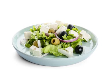 Beyaz arka planda taze Yunan salatası tabağı