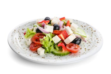 Beyaz arka planda taze Yunan salatası tabağı