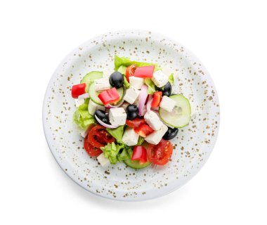 Beyaz arka planda taze Yunan salatası tabağı