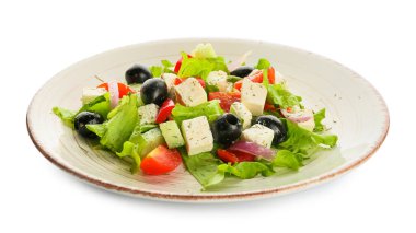 Beyaz arka planda taze Yunan salatası tabağı