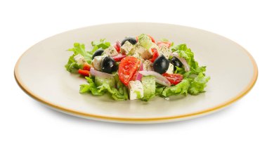 Beyaz arka planda taze Yunan salatası tabağı