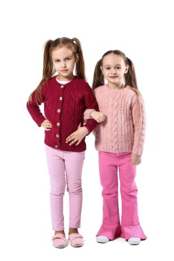 Beyaz arka planda sevimli küçük kız kardeşler