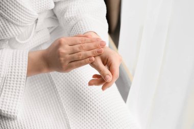 Kadın tereyağı sürüyor, yakın plan.