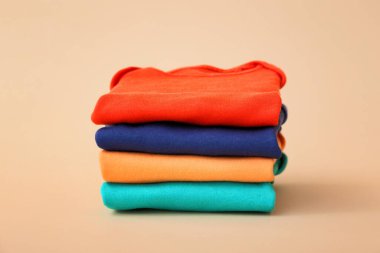 Renkli arka planda bebek kıyafetleri yığını